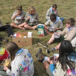 Eerste ontbijt (nog zonder shelter) - Scouts en Gidsen Zaventem 